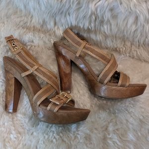 Chunky Wood-Grain Strappy Sandal